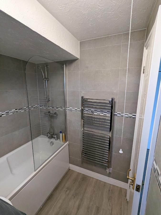 Large Apartment With Parking Guildford Exterior foto