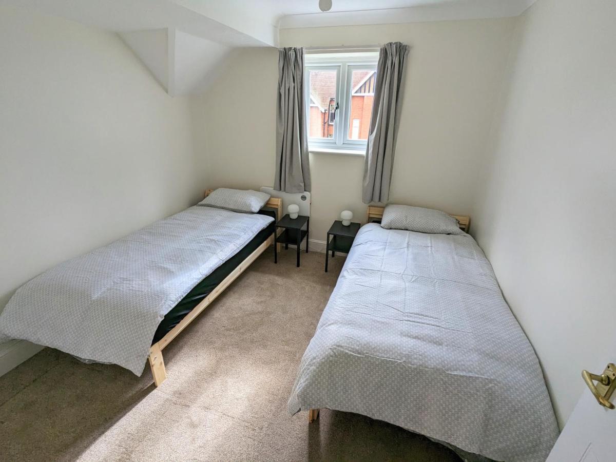 Large Apartment With Parking Guildford Exterior foto