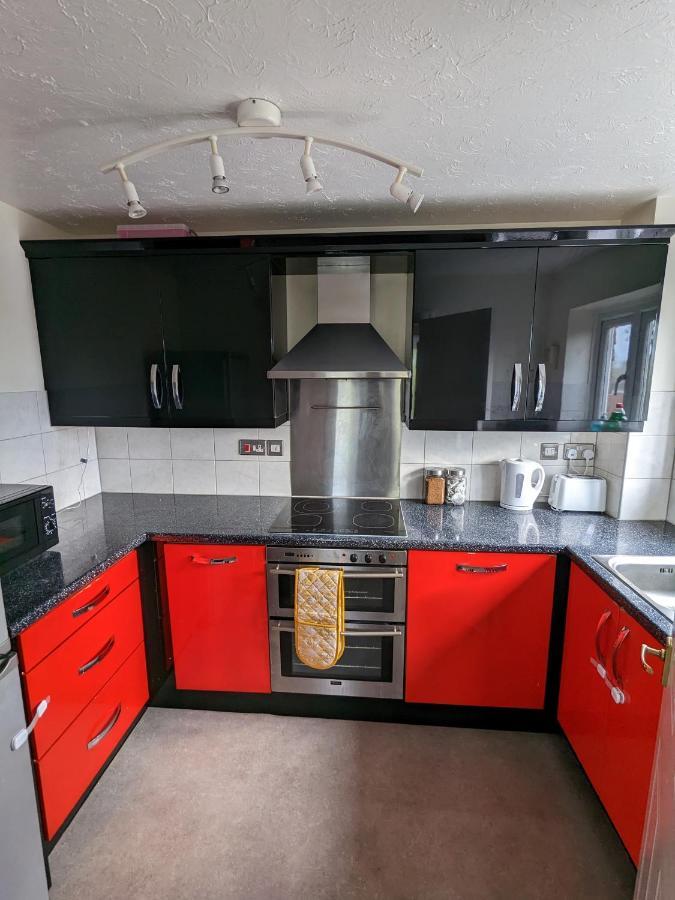 Large Apartment With Parking Guildford Exterior foto